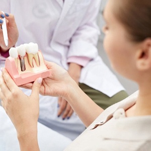 Naples implant dentist explains the cost of dental implants