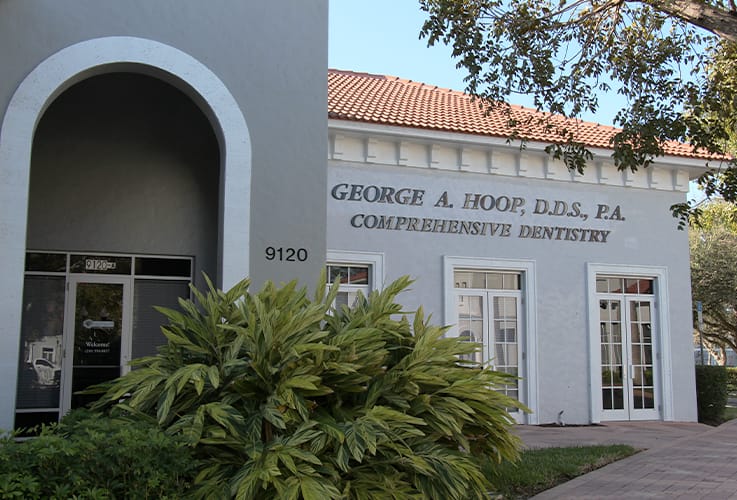 Dental office sign on the outside of the building