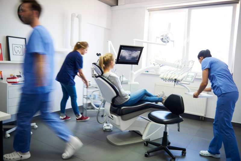 Dentists working in an emergency dental visit